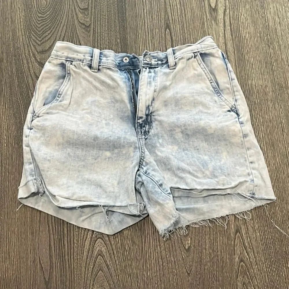 American Eagle Mom Shorts High Rise Denim Raw Hem Cotton Light Wash Blue Size 6
